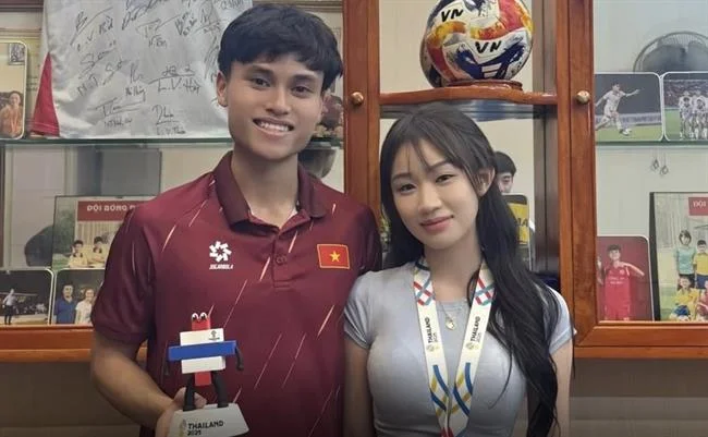 Hình ảnh biểu tượng lá chắn bảo mật và dấu tích xanh, thể hiện sự an toàn và lợi ích khi sử dụng jn88 tải app, đảm bảo thông tin cá nhân.